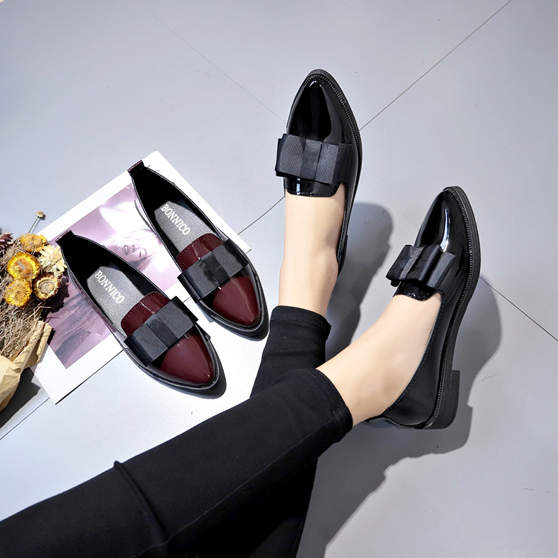 ブラック/ワインレッドのパテントレザーのポインテッドトゥフラ - Women'S Shoes Loafers Black のレビューと価格