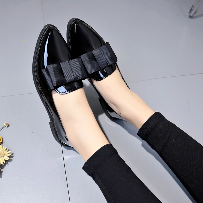 ブラック/ワインレッドのパテントレザーのポインテッドトゥフラ - Women'S Shoes Loafers Black のレビューと価格