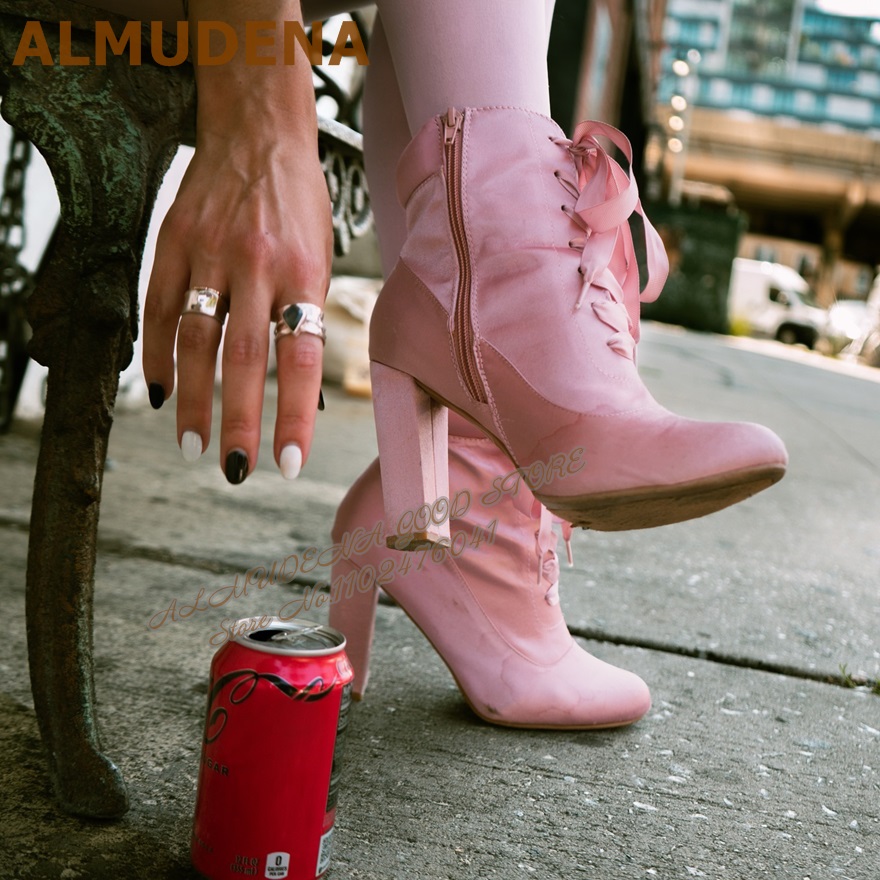 アルムデナ ピンク サテン チャンキーヒール アンクルブーツ - Ribbon Tie Heel のレビューと価格