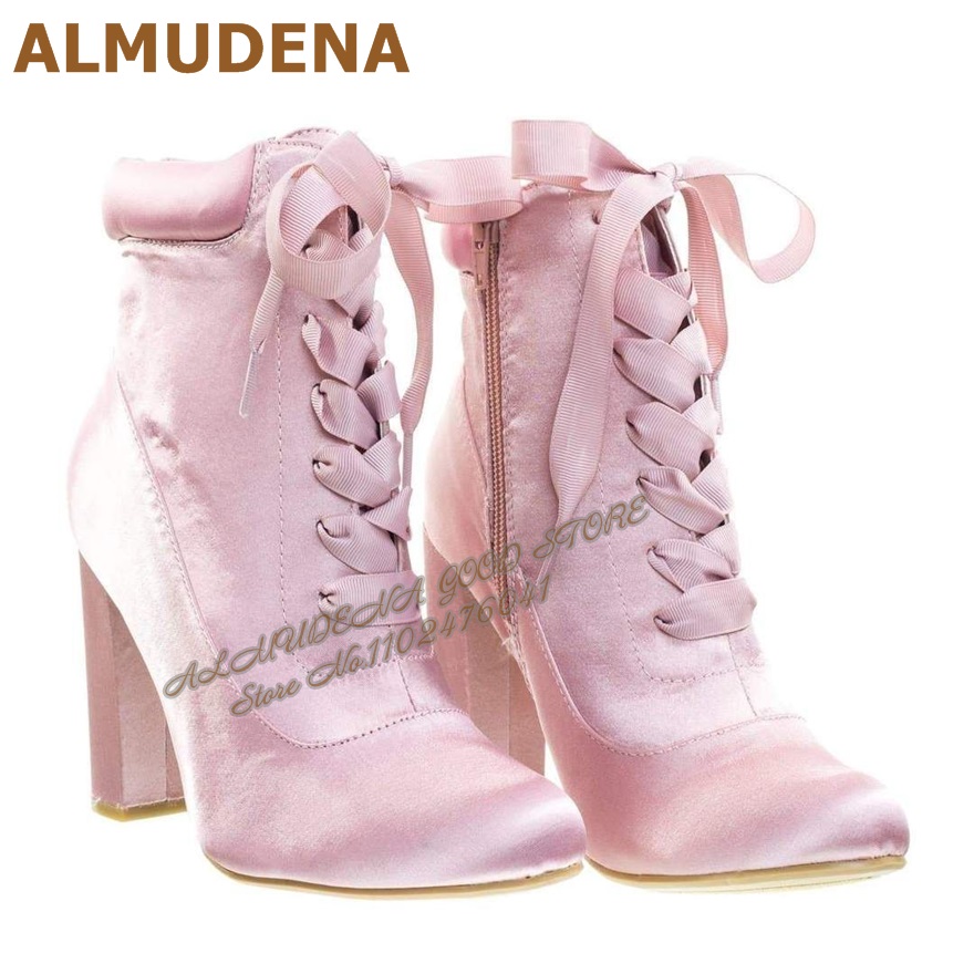 アルムデナ ピンク サテン チャンキーヒール アンクルブーツ - Ribbon Tie Heel のレビューと価格