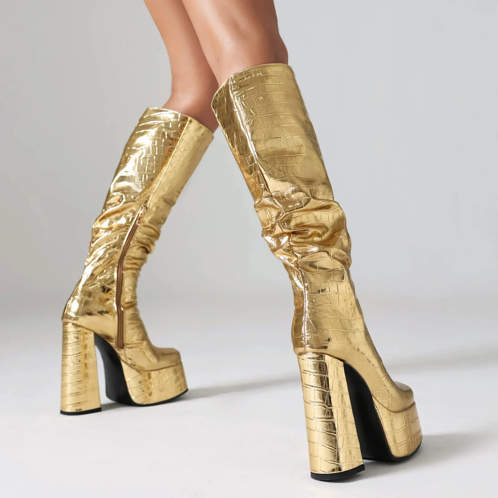 光沢のあるシルバーの女性プリーツプラットフォームニーハイブー - Zip Up Boots Short のレビューと価格