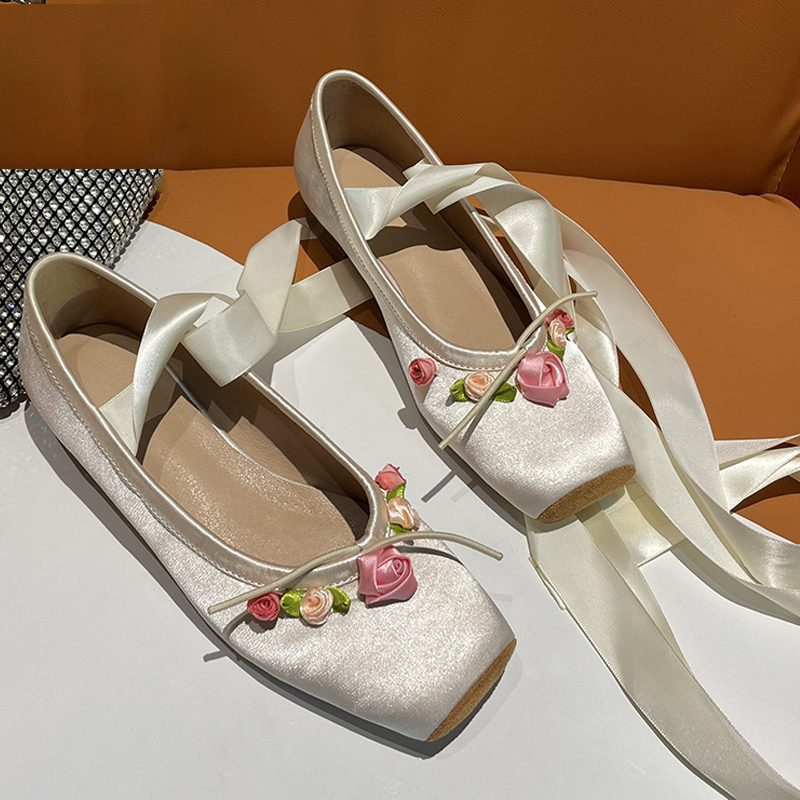 女性用ピンクサテンスクエアトゥローヒールメリージェーンシュー - Ribbon Tie Heel のレビューと価格