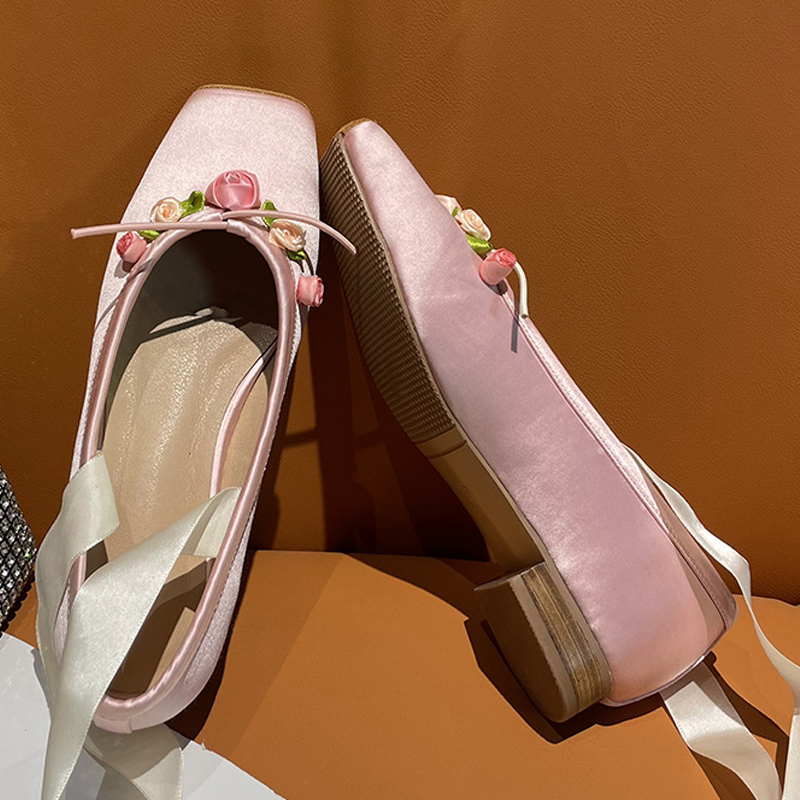 女性用ピンクサテンスクエアトゥローヒールメリージェーンシュー - Ribbon Tie Heel のレビューと価格